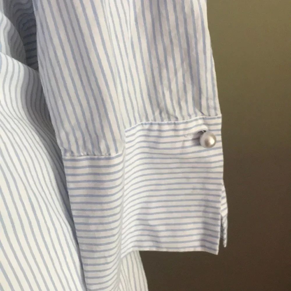 Who What Wear Light Blue Pin Striped Top!! - Picture 4 of 6